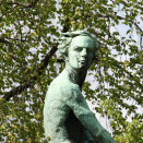 Abelprisens mottaker legger alltid ned krans ved foten av monumentet på Abelhaugen. Govva: Liv Osmundsen, Gonagasla&#154; hoavva.